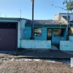 Casa de esquina na Zona Sul de Porto Alegre/RS. Imóvel com 2 quartos, sala e cozinha amplas, banheiro social, área de serviço, garagem para 4 carros fechada, com churrasqueira, alarme monitorado, CFTV