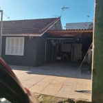 Clipes Imóveis Vende.&lt;BR&gt;Casa com pátio, Muro e Portão fechado.&lt;BR&gt;03 dormitórios, cozinha americana, sala banheiro e lavanderia.&lt;BR&gt;Pracinha na frente, perto de supermercado, posto 