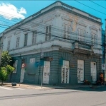 Libertas Imóveis aluga Prédio comercial de esquina com aproximadamente  400m² no bairro Floresta.Imóvel com boa iluminação, amplo espaço, seis peças, sendo uma delas um salão amplo, cozinha, piso em c