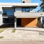 Casa pronta para morar, com 349m², &lt;BR&gt;&lt;BR&gt;A residência possui 3 níveis. no sub solo um espaço Gourmet e estar, lavanderia, banheiro auxiliar e acesso ao pátio e piscina&lt;BR&gt;&lt;BR&gt