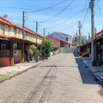 Casa em condomínio, 2 dormitórios, Cozinha americana, banheiro, vaga de garagem coberta,  área de serviço externa e coberta, pátio amplo com churrasqueira. Condomínio enxuto com porteiro eletrônico, c