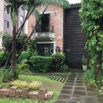 Casa ,  comercial  em bairro nobre com:&lt;BR&gt;Living amplo, com lareira, cinco banheiros, vagas para cinco carros, churrasqueira, cozinha e area de serviço, tres dormitorios.&lt;BR&gt;Jardim, e pat