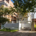 Magnífica casa com 3 dormitórios, sendo 1(uma) suíte com closet, no bairro Tristeza em Porto Alegre com 191,63m² de área privativa. Hall de entrada em gesso rebaixado, living para 2 ambientes com piso