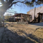 Casa com 3 dormitórios, em terreno de 300m², com amplo pátio,02 banheiros, cozinha, sala e área de serviço, no bairro Restinga, zona sul de Porto Alegre. Imóvel, com varanda, 1 vaga em garagem coberta