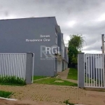 Ótima casa em condomínio, com 3 dormitórios, sendo um suíte, living 2 ambientes, cozinha americana, banheiro social e lavabo, área com churrasqueira.&lt;BR&gt;Imóvel novo com piso porcelanato, espera 