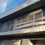 Excelente e ampla residência no Bairro Medianeira de 2 pavimentos e 1 vaga de garagem coberta e 2 descoberta, com 3 dormitórios. Imóvel com  PPCI em dia, Instalação de gás central, tem cerca elétrica,