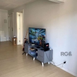 Vende-se apartamento térreo&lt;BR&gt;Com 03 dormitório e 01 banheiro social;&lt;BR&gt;Living 2 ambientes com acesso para pátio privativo &lt;BR&gt;Arejado, Reformado e Semi mobiliado&lt;BR&gt;Cozinha 