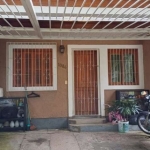 Clipes imóveis, Vende!&lt;BR&gt;Casa com 2 dormitórios, sala, cozinha, banheiro, pátio, garagem coberta. Acabamento e reformas recentes.&lt;BR&gt;Grades nas janelas e portas.&lt;BR&gt;Bairro calmo, pr