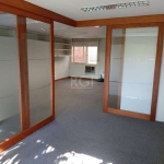 Ótima sala comercial no bairro Petrópolis, fundos, semi mobiliada,  com 59m² privativos. Possui sala ampla com divisórias internas proporcionando vários ambientes, cozinha compacta, e banheiro. Imóvel