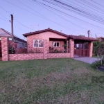 Linda casa com garagem fechada 3 dormitórios, sala e cozinha integrada, banheiro área de lazer, com plantas e verduras com horta nos fundos&lt;BR&gt;Todo pátio com piso na frente, portão eletrônico e 