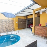 Excelente sobrado à venda no Bairro Vila Nova. Com área privativa de 90m², dispõe de 3 dormitórios, sendo 1 suite com closet, amplo liiving 2 ambientes, lavabo, sala de jantar, cozinha planejada, chur