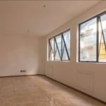 Libertas Imobiliária aluga excelente sala comercial com aproximadamente 33m² no bairro Moinhos de Vento. Imóvel com espaço amplo, piso cerâmico, ótima iluminação natural e banheiro social. Condomínio 