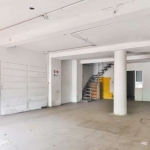 Libertas Imobiliária aluga loja com aproximadamente 85m² no bairro Bom Fim. Imóvel com parte térrea e mezanino, 02 banheiros, cortina de ferro, piso frio. Em ótima localização, estando de frente ao Pa