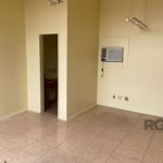 Libertas Imobiliária aluga sala comercial com aproximadamente 24m², piso frio, banheiro social, bem arejado e iluminado, ar condicionado, vaga de garagem coberta.&lt;BR&gt;&lt;BR&gt;Condomínio com por