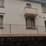 Apartamento no andar térreo de sobrado no bairro Petrópolis, com 84m² privativos e pátio. Podendo ser residencial ou comercial. Possui: hall de entrada, sala de estar, 2 dormitórios, banheiro social, 