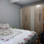 Casa com ótima localização, frente leste, gradeada com portão eletrônico, com 3 dormitórios, sala, cozinha e banheiro social e auxiliar, sacadão, terraço, churrasqueira e dmais peças. com linda praça 