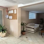 vende apartamento 02 dormitórios, de frente, com dependência, 02 banheiros com possibilidade de transformar 01suite. Muito bem ventilado e iluminado. 01 lance de escada.&lt;BR&gt;com pequeno pátio pri