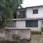 Casa de alvenaria.&lt;BR&gt;Possuí cinco dormitórios, sala, lareira, cozinha, banheiro social e área de serviço.&lt;BR&gt;O terreno é de esquina, medindo 13,50x30,00m2.&lt;BR&gt;Possuí neste terreno, 