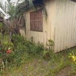 Terreno de 11 x 56 com casa de madeira de dois dormitório, sala, cozinha, lavanderia, área externa.&lt;BR&gt;Ótima localização em frente ao condomínio São Rafael ao lado do mercado Pezzi, na Estrada C