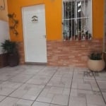 Belo sobrado, ótimo acabamento, com pátio na frente.&lt;BR&gt;3 dormitórios, sendo um uma suite, sala, cozinha, 2 banheiros e  lavanderia.&lt;BR&gt;Churrasqueira no segundo piso, com sacada.&lt;BR&gt;