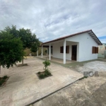 Casa térrea de 95,23m2 em um terreno de esquina medindo 397,01m2, com 1 dormitório, sala, cozinha, banheiro social.&lt;BR&gt;Amplo pátio com árvores frutíferas e horta.&lt;BR&gt;Vaga de garagem para 4