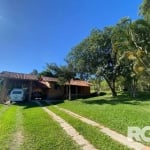 Sítio á venda em Porto Alegre/RS, localizado no bairro Lageado. Casa principal com sala e cozinha conjugada, 1 dormitório, 1 banheiro, área de serviço com banheiro, e uma ampla área em frente a casa. 