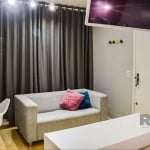 'Encante-se por este aconchegante Studio com 27,89m² privativos, finamente mobiliado e iluminado, para quem busca conforto e privacidade, localizado no tradicional bairro Menino Deus em Porto Ale