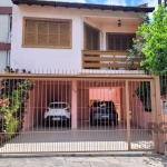 Ampla casa com 03 quartos, 03 banheiros, escritório, lavanderia, churrasqueira, depósito e terreno amplo.       &lt;BR&gt;Além disso, inclui um apartamento de um dormitório com entrada independente. &