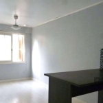 Ótimo apartamento no Centro, de frente, semi mobiliado, com 43m² privativos, de 1 dormitório. Possui sala ampla para 2 ambientes, 1 dormitório, banheiro com box de vidro, cozinha mobiliada, e área de 