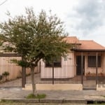 Casa térrea com área privativa de 86m² e área total de 475m², possui 3 dormitórios, sendo transformados em 2 (facilmente reversivel),  2 banheiro social, living para 2 ambientes, cozinha ampla e plane