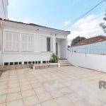 Casa com 120m², com 03 dormitórios, deposito que pode ser utilizado como dormitório, sala, cozinha, área de serviço, banheiro social com box de vidro, pátio na frente e nos fundos. Vaga para 02 carros