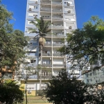 Imóvel em excelente localização, amplo, arejado e ensolarado, próximo dos serviços do bairro e há uma quadra do parque Farroupilha. Três dormitórios com possibilidade de suíte, living, sala de jantar 