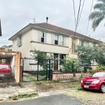 Vende-se apto bem conservado, no IAPI, apto 03 dorm, 01 lance de escada, sala, cozinha, banheiro, área de serviço e pátio nos fundos com  100 m2 com uma construção pequena, com quarto, cozinha e banhe