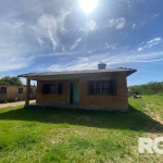 Imóvel à venda no bairro Boa Vista | Casa com 3 dormitórios, sala, cozinha, banheiro, e varanda nos fundos da casa com churrasqueira. Com poço artesiano e um amplo pátio. ACEITA TROCA, ESTUDA-SE PROPO