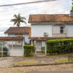 Casa no bairro Cristal, Possui 4 dormitórios, sendo 1suíte, closet e banheira de hidromassagem, com possibilidade de um podendo 1 dormitórios extra.&lt;BR&gt;Living para três ambientes com lareira, ja