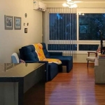 Espaçoso apartamento semi-mobiliado de 3 dormitórios, incluindo 1 suíte, destaca-se pelo amplo living e sala de jantar, cozinha americana com churrasqueira e excelente acabamento, com móveis planejado