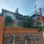 Casa à venda na Avenida Professor Oscar Pereira, com 3 dormitórios, 2 banheiros, 2 vagas de garagem. Possui área de serviço, churrasqueira, cozinha, despensa, sala de estar íntimo, 2 salas e vista pan