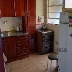 Excelente apartamento semi mobiliado, com 1 dormitório, estilo suíte,  living amplo, cozinha, área de serviço separada. Condomínio enxuto, com porteiro eletrônico e faxineira. Possibilidade de locar g