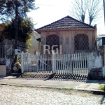 Terreno medindo 7,50x28 com casa de madeira mista e outra casa de material nos fundos, alta em relação a rua.  Rua calma,arborizada, perto da Av.Teresopolis.