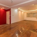 Casa de 3 dormitórios no bairro Petrópolis. Excelente casa, com terreno de 10,80m x 32m, com vagas p/ 4 carros na frente,  living amplo, 3 dormitórios com suíte, banheiro social, cozinha, corredor com