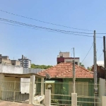 Terreno na Rua Guilherme Alves; 8,20 x 29,70.&lt;BR&gt;Próximo à Av. Bento Gonçalves.&lt;BR&gt;O terreno conta com uma edificação de madeira com 3 dormitórios, sala, copa cozinha, banho social, 1 vaga