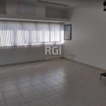 Sala comercial com 65,68m², cobertura com terraço churrasqueira, no bairro Passo DAreia, banho social na cobertura e outro em baixo, escada em ferro, 02 banheiros, 01 embaixo outro na parte de cima, 0