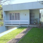 Casa de alvenaria ampla no bairro gloria, composta por 3 dormitórios sendo um com suíte, 4 banheiros, 2 cozinhas, dependência de empregada, escritório, churrasqueira, lavanderia e garagem para 2 veícu