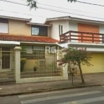 Ampla residência no Jardim Lindoia, com gradil, pátio frente e lateral. Andar térreo com hall, sala de estar, sala de jantar, estar íntimo, cozinha montada, despensa, churrasqueira, 03 dormitórios, se