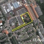 Casas em ótimo terreno, de 1.752m² de área total. Com piscina e quadra de esporte. Duas casa de 100m2 cada. Ao lado de  grande Empreendimento e estacionamento. Próximo a Otto Niemeyer. Serve para edif