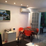 Excelente sala comercial,02 ambientes com porta de separação, banheiro,piso  em porcelanato,iluminação personalizada,sanca em gesso,split 18.000 btus, rede elétrica 110/220 v,móveis semi novos,com dua