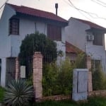 Casa 04 dormitórios, 1 suíte com hidro, living com 2 ambientes, 1 banheiro social e cozinha ampla com possibilidade sala de jantar.&lt;BR&gt;garagem com 02 vagas cobertas de estacionamento, lavanderia