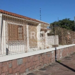 Casa térrea com excelente terreno medindo 18x55 com 3 dormitórios , living 03 ambientes com lareira , copa , banheiro social , banheiro auxiliar , espaço gourmet , área de serviço , garagem para no mí