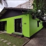 Casa reformada com pátio frontal e garagem lateral para 4 carros.&lt;BR&gt;É possível estacionar em frente ao imóvel.&lt;BR&gt;&lt;BR&gt;O Imóvel tem duas entradas, sendo a da esquerda (totalmente ind