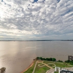 Libertas Imóveis sala comercial no empreendimento Pontal  no bairro Praia de Belas. Imóvel  com aproximadamente 34m², andar alto com vista panorâmica ao Rio Guaíba, banheiro social,  gesso e piso viní